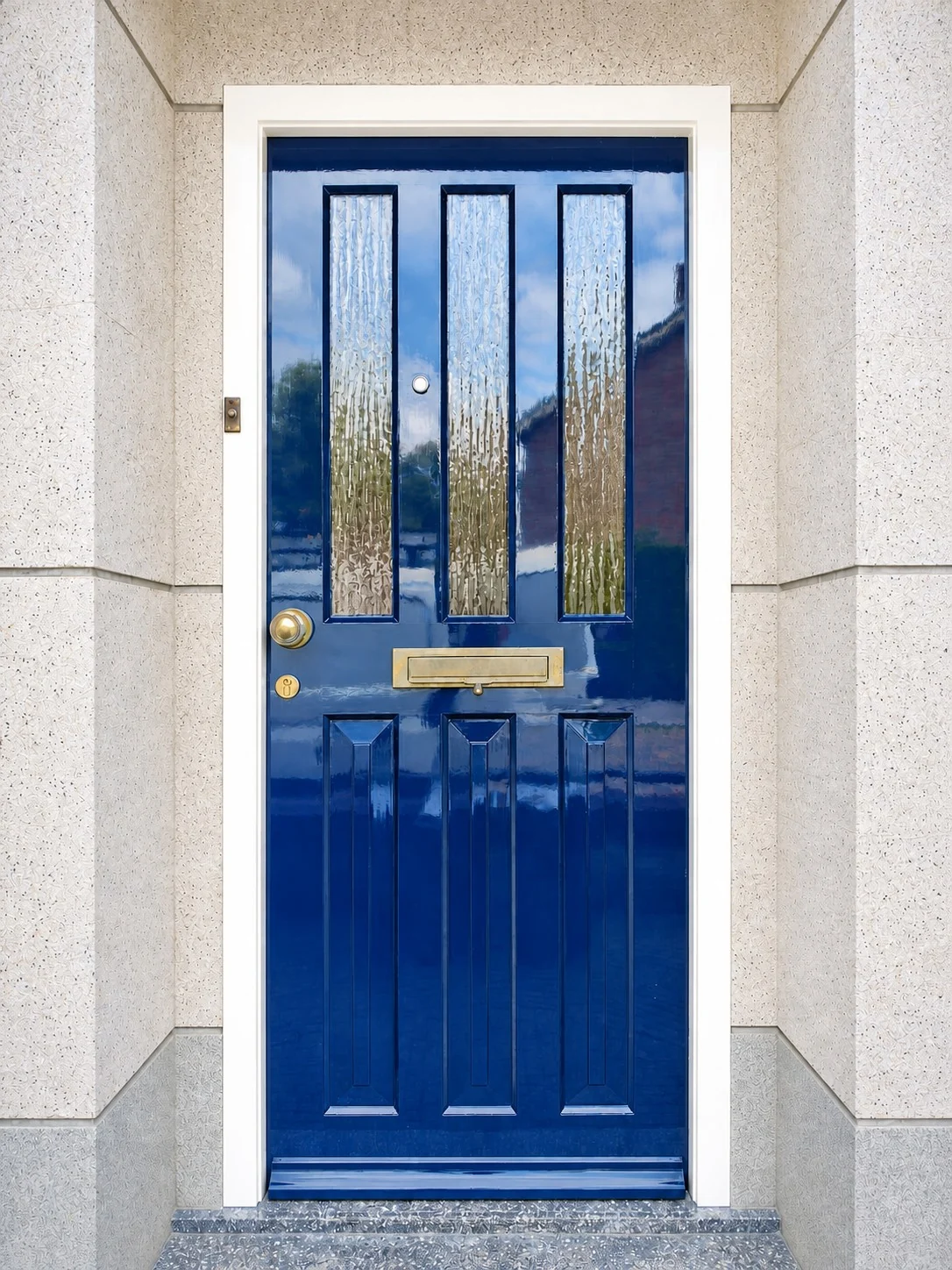 Hoogglans blauw geschilderde voordeur in Hengelo